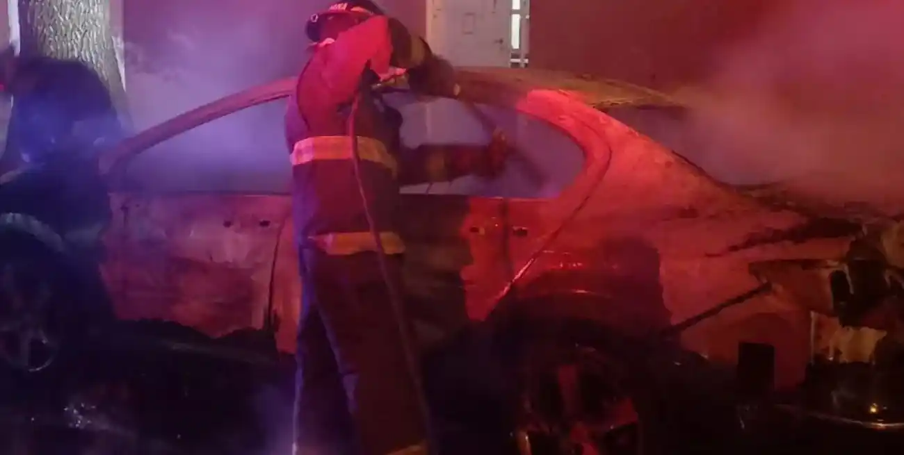 El momento en que los Bomberos intervienen en el siniestro.