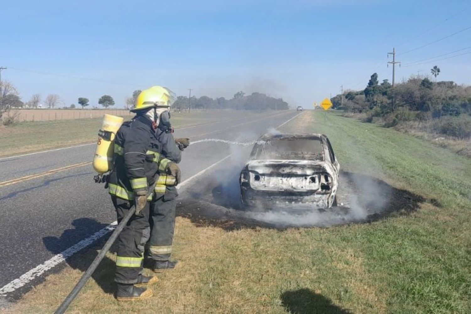 Iba a buscar a sus hijos y se le prendió fuego el auto: ¿cómo se encuentra el conductor? 