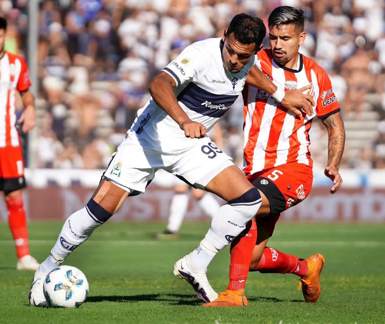 El paraguayo Colmán protege la pelota ante Herrera.