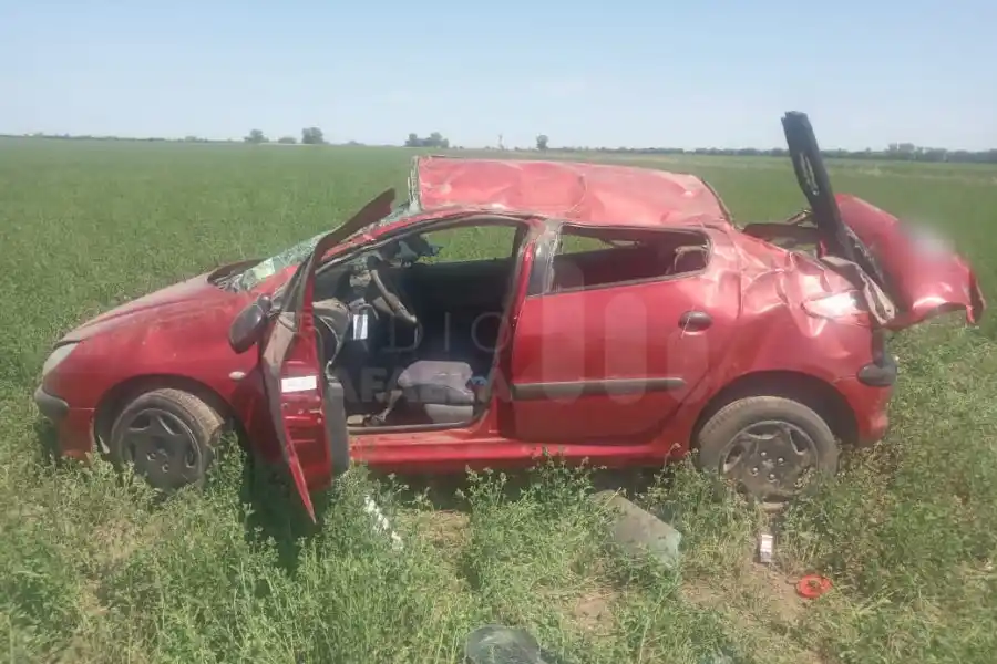 Perdió el control del auto y terminó en el medio del campo: una persona terminó con lesiones graves