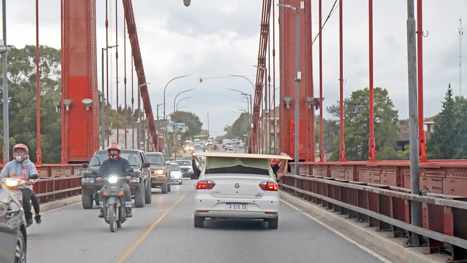 Largas filas. Para cruzar de un lado a otro