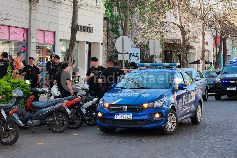 Dos menores de edad fueron detenidos en pleno microcentro de Rafaela por robar: fueron devueltos a sus progenitores