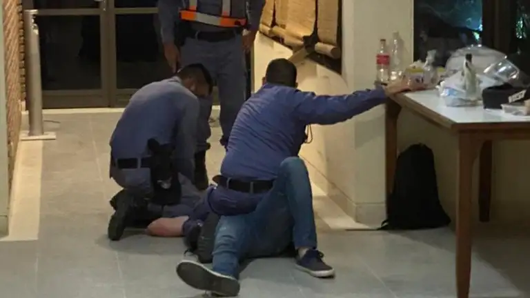 Escándalo en Formosa: el dueño de un hotel intentó servirle  cerveza a un huésped y terminó imputado