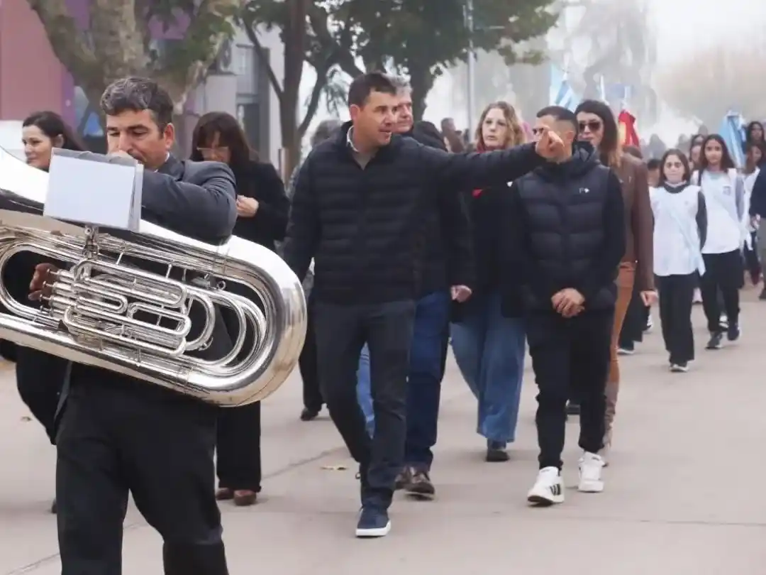 Hubo un desfile cívico por las calles de la localidad.