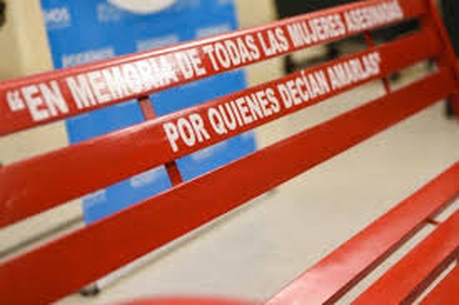En diversos puntos del país se instalan bancos rojos como símbolo de lucha contra la violencia de género.