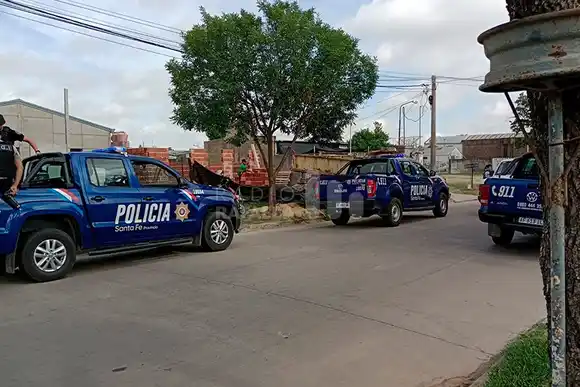 Preocupante episodio en el norte de la ciudad: un adolescente amenazó a los vecinos con un cuchillo y agredió a la policía
