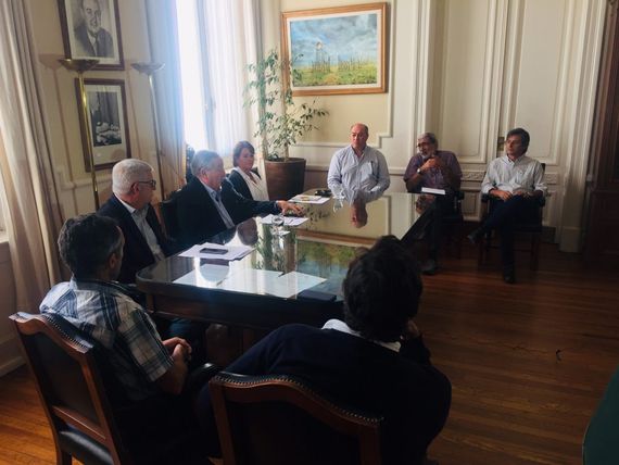 Se decretó el cierre de comercios no esenciales para frenar la circulación de gente