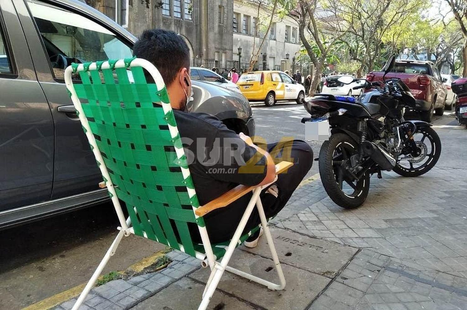 Precavido: un hombre se llevó una reposera a la puerta del colegio