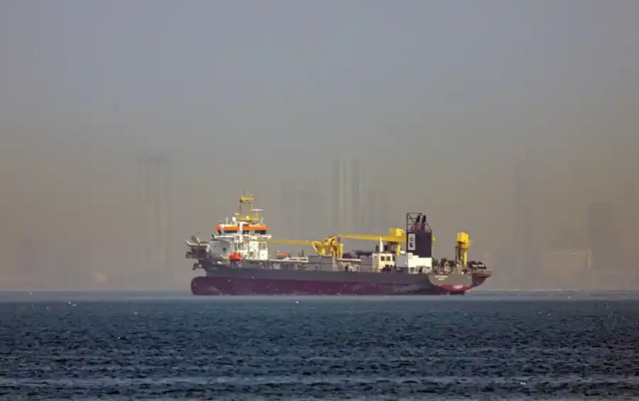 Imagen de archivo de un petrolero fondeado frente a la costa de Dubái, Emiratos Árabes Unidos.