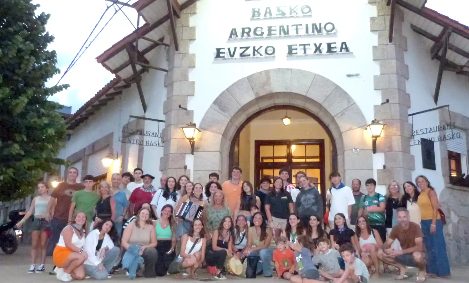 Posando. El grupo que el jueves pasado llevó a cabo el “Triki poteo”