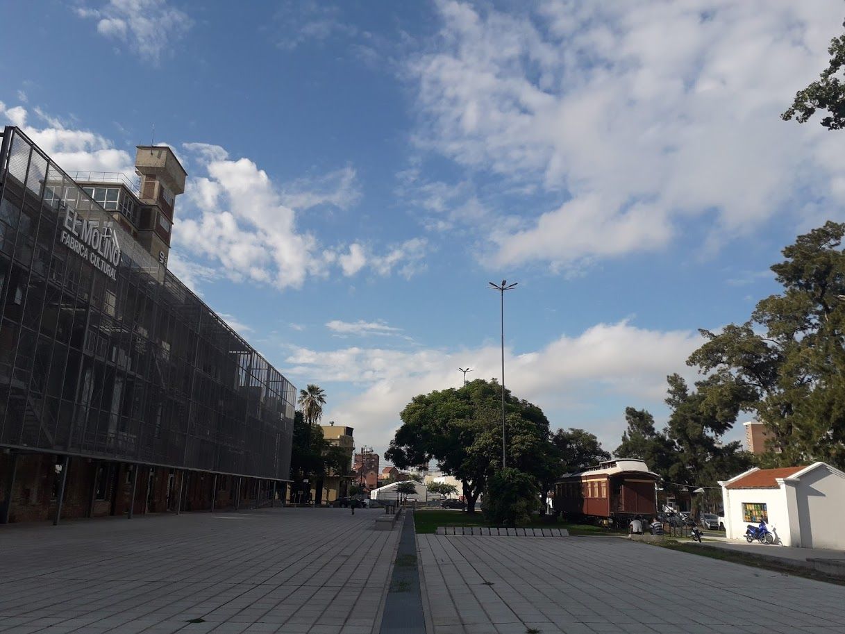 Martes cálido con cielo parcialmente nublado en la ciudad de Santa Fe