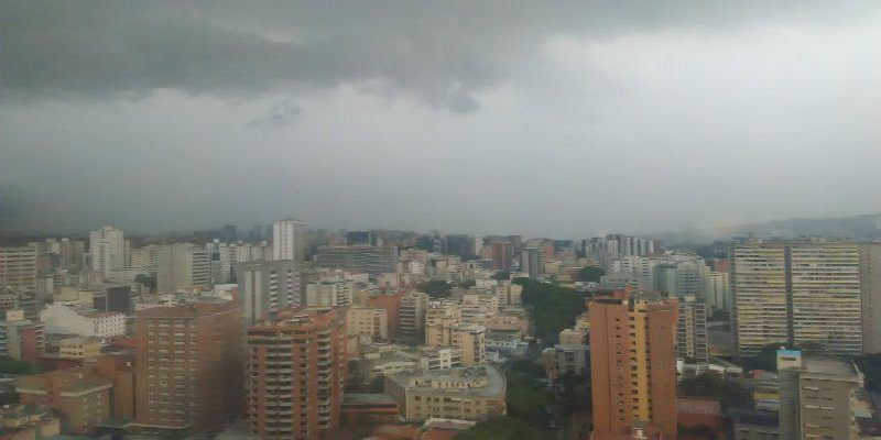 Intenso aguacero en Caracas el día de su cumpleaños (+Videos)
