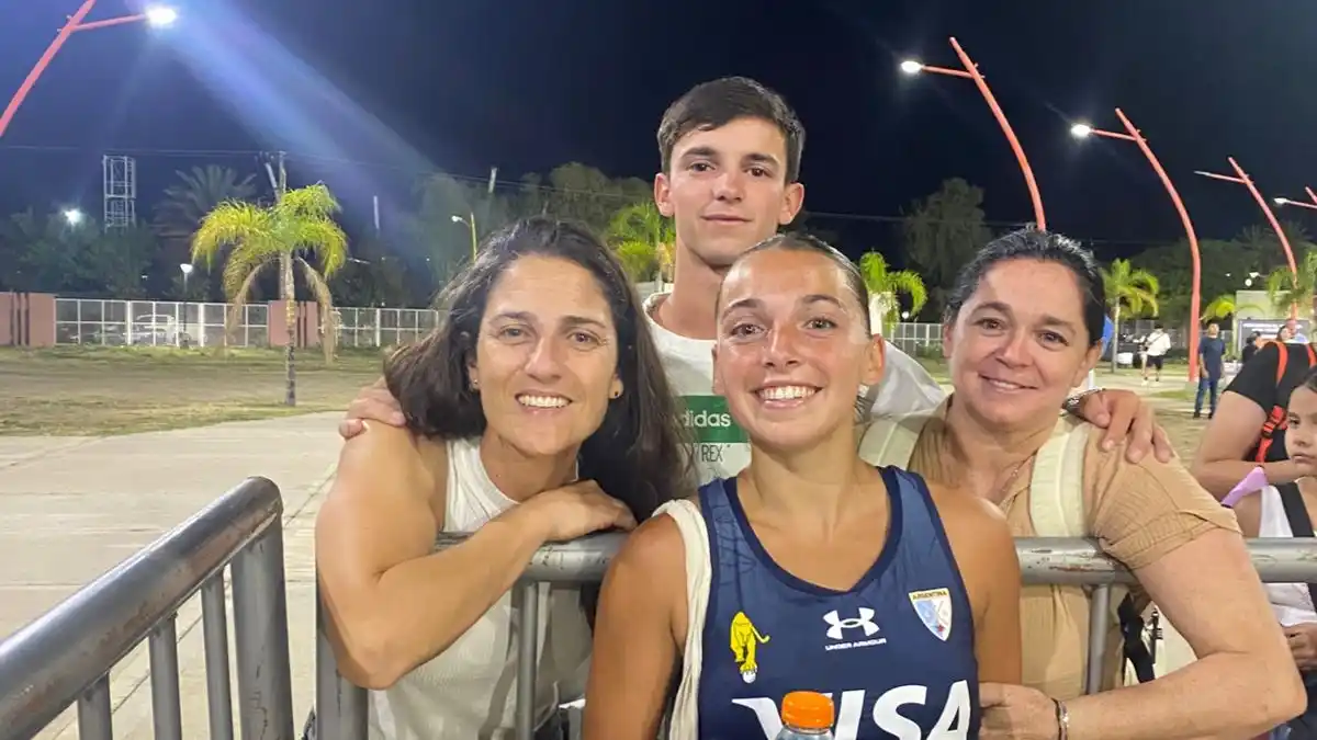 Bruggesser, en Santiago del Estero, acompañada por su mamá Elisa, su hermano Bautista y Luján Trimarchi, una de sus formadoras.