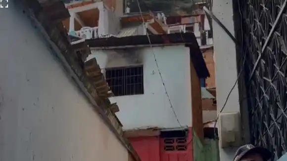 “LA CANDELA ERA MUY FUERTE”: mueren calcinados dos niños y su abuela tras incendio de su vivienda en La Guaira