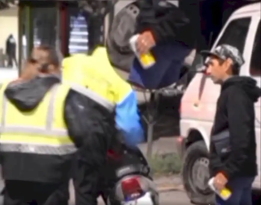 Insólito: Manejaba borracho en La Plata y le hicieron control de alcoholemia con una lata de cerveza en la mano