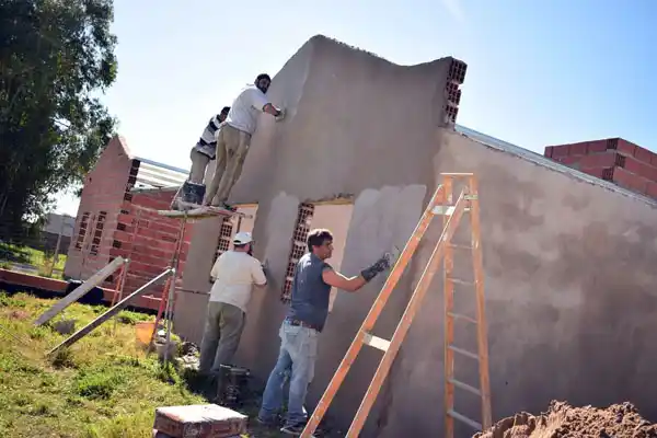 Avanza la construcción de 26 casas para los  municipales