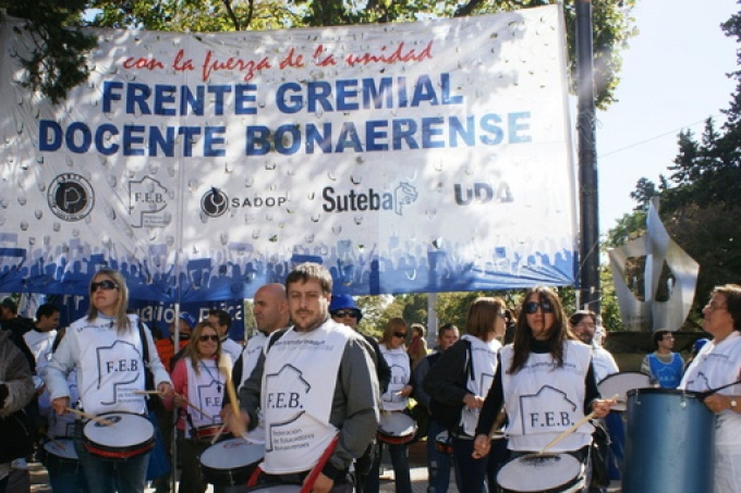 Docentes bonaerenses marchan a la Casa de la Provincia en Capital