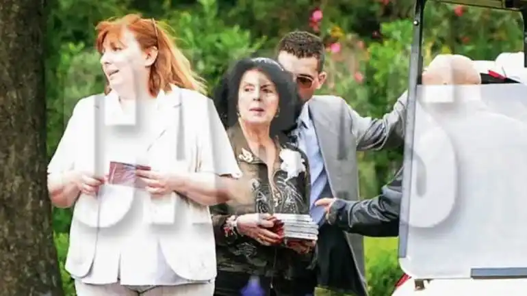 La polémica foto de Marta Fort: repartió sus discos en el funeral de su hijo