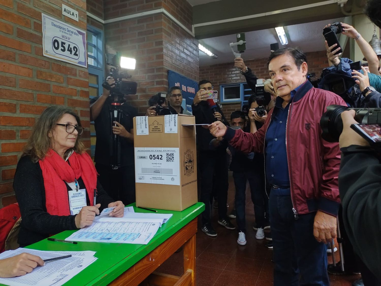 Rovira emitió su voto e indicó: "que las urnas hablen"