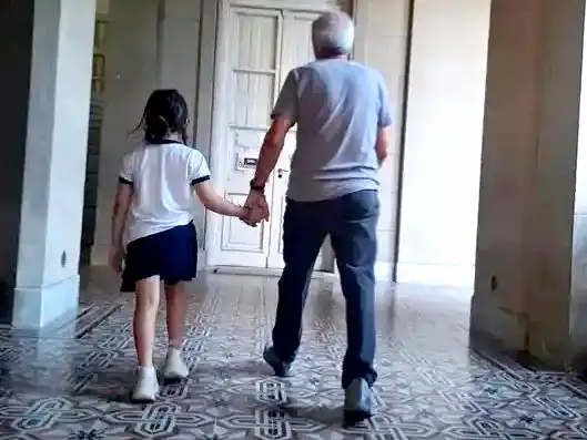 La emotiva historia de un veterano de Gualeguaychú y el aula en el que estudia su nieta