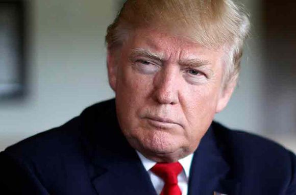 Donald Trump fue dado de alta y se quitó el barbijo para saludar al ingresar a la Casa Blanca