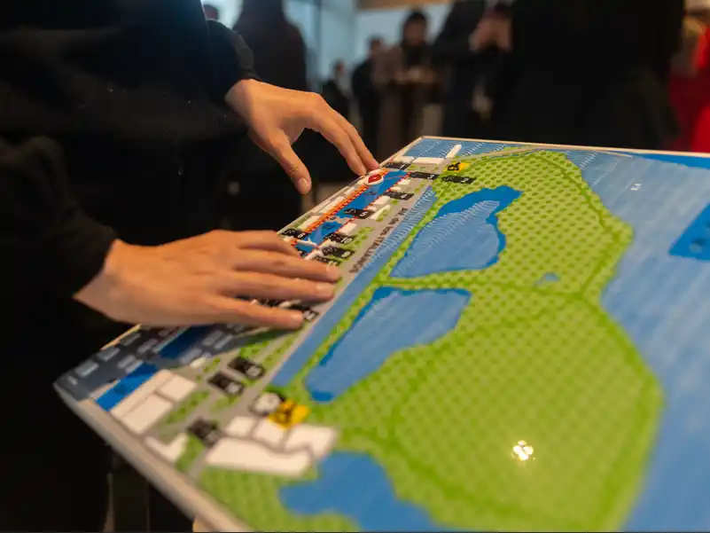 Mapas hápticos, réplicas 3D, y visitas guiadas con intérpretes en Lengua de Señas Argentina, permiten que todos disfruten de la Ciudad