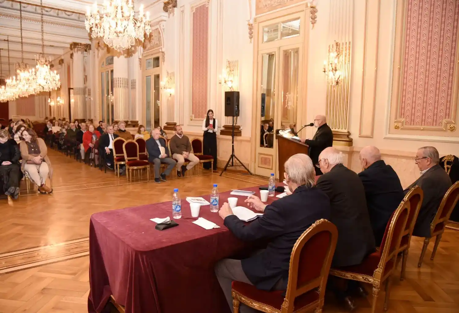 El libro, que recupera la etapa fundacional y el testimonio de 19 autores que formaron parte, fue presentad en el Salón Blanco de la Municipalidad.