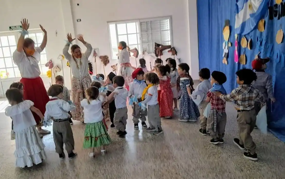 Las escuelas públicas de todo el país enseñarán folclore a partir de 2024