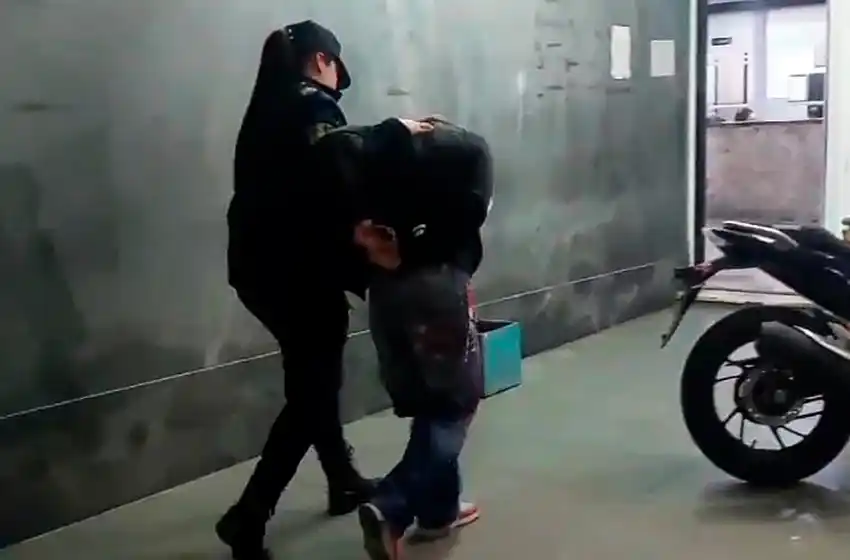 Mujer turista discutió con almacenero y le pegó en la nuca con un parlante