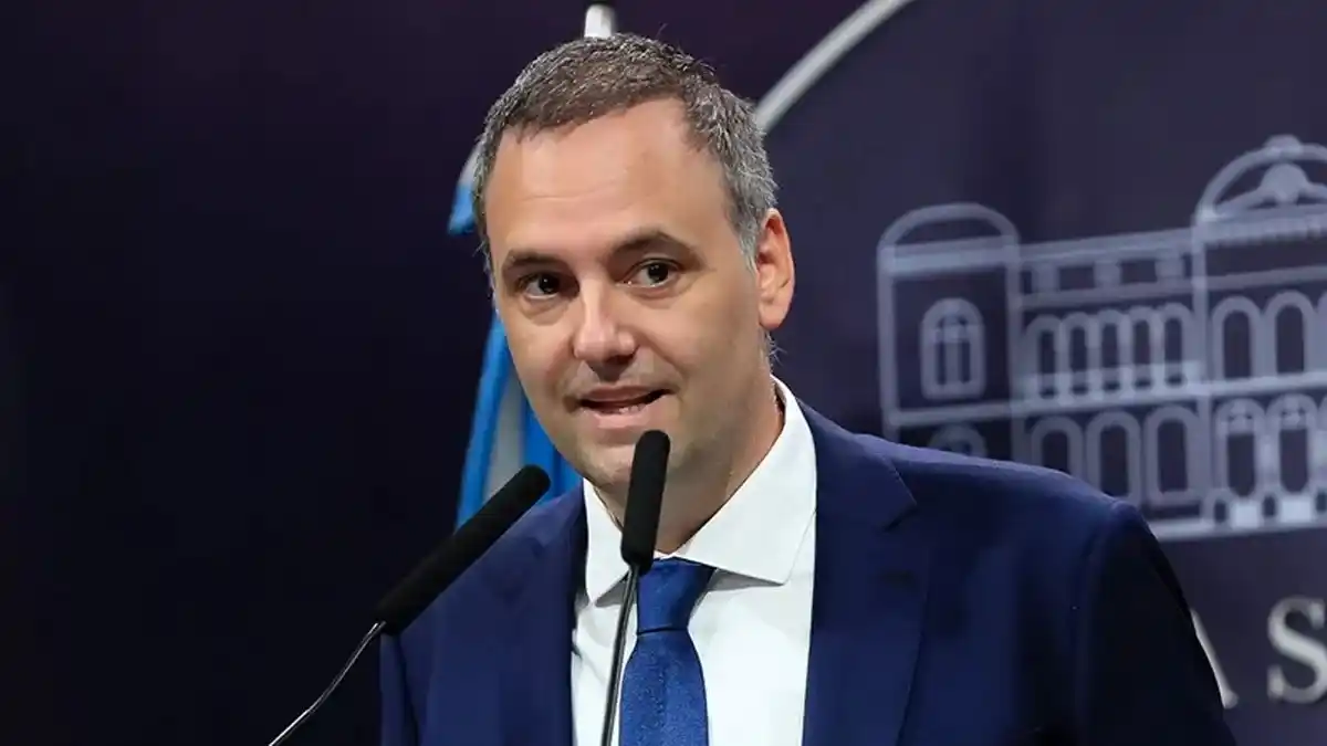 “De mi vida privada no hablo”, se limitó a decir Adorni ante la consulta por el viaje a Punta del Este.