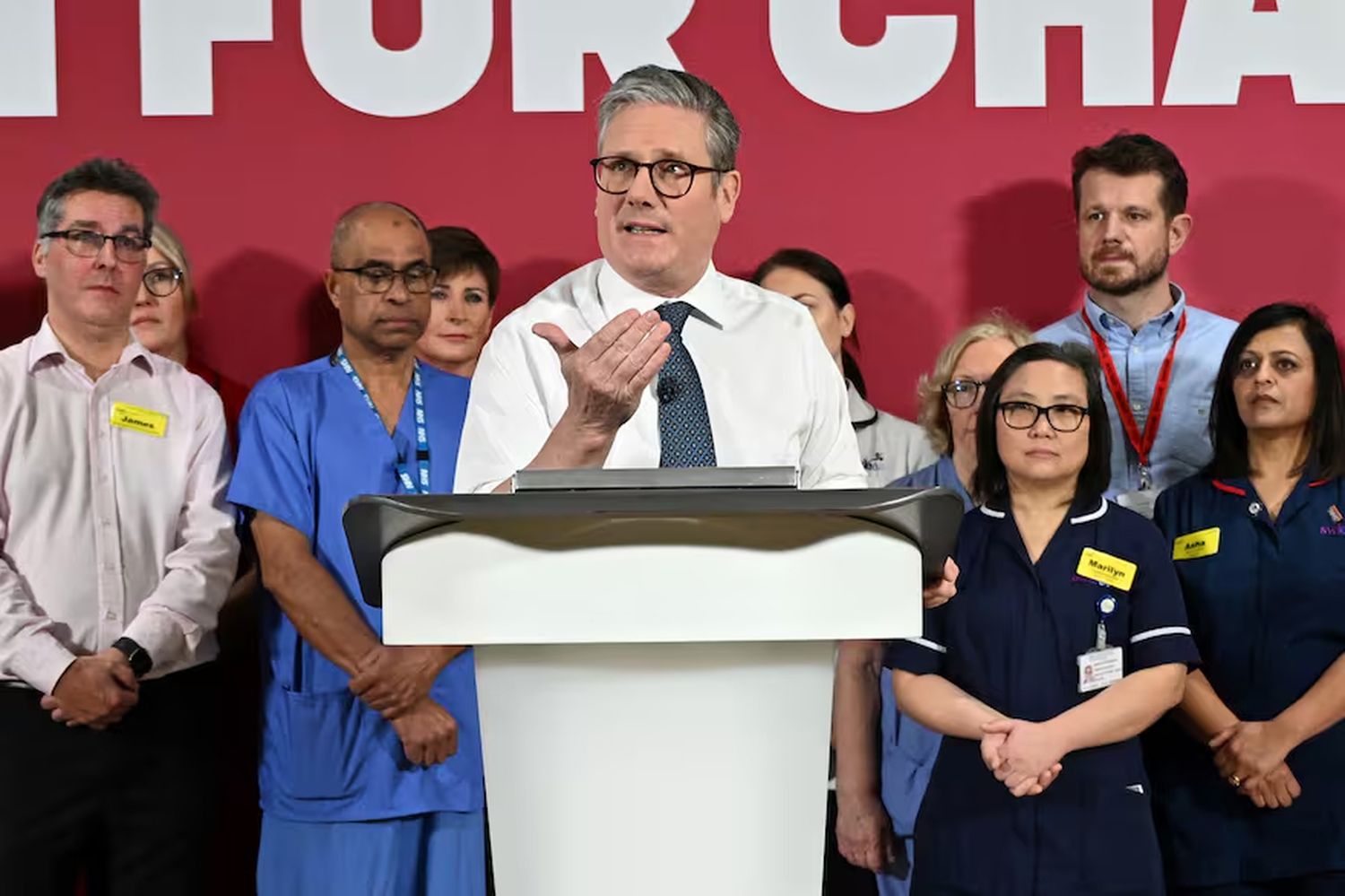 El primer ministro británico Keir Starmer da un discurso en una visita a un proveedor de atención médica en Surrey, Inglaterra, el lunes 6 de enero de 2025, (Leon Neal/Pool Photo via AP)