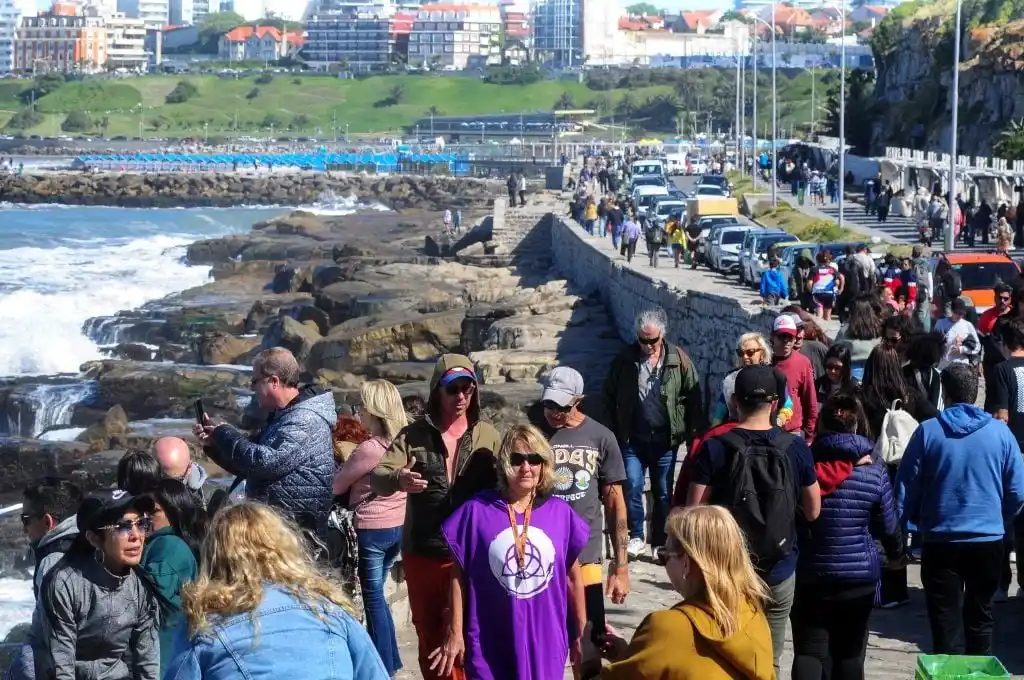 Los turistas llegan a Mar del Plata.