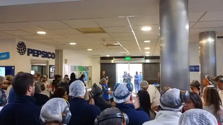 Los trabajadores realizaron una asamblea en el hall de entrada a la planta (FOTO: 0223).