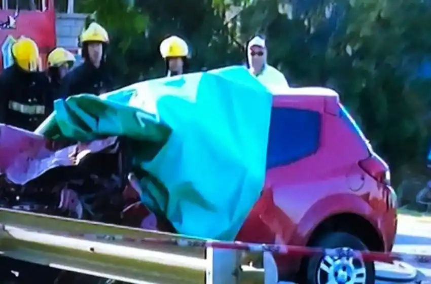 Un hombre falleció tras chocar su auto con un camión de frente