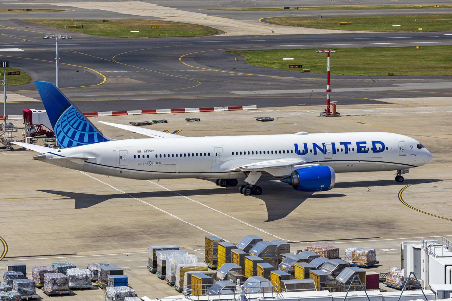 United expands transpacific flights for winter 2023/2024