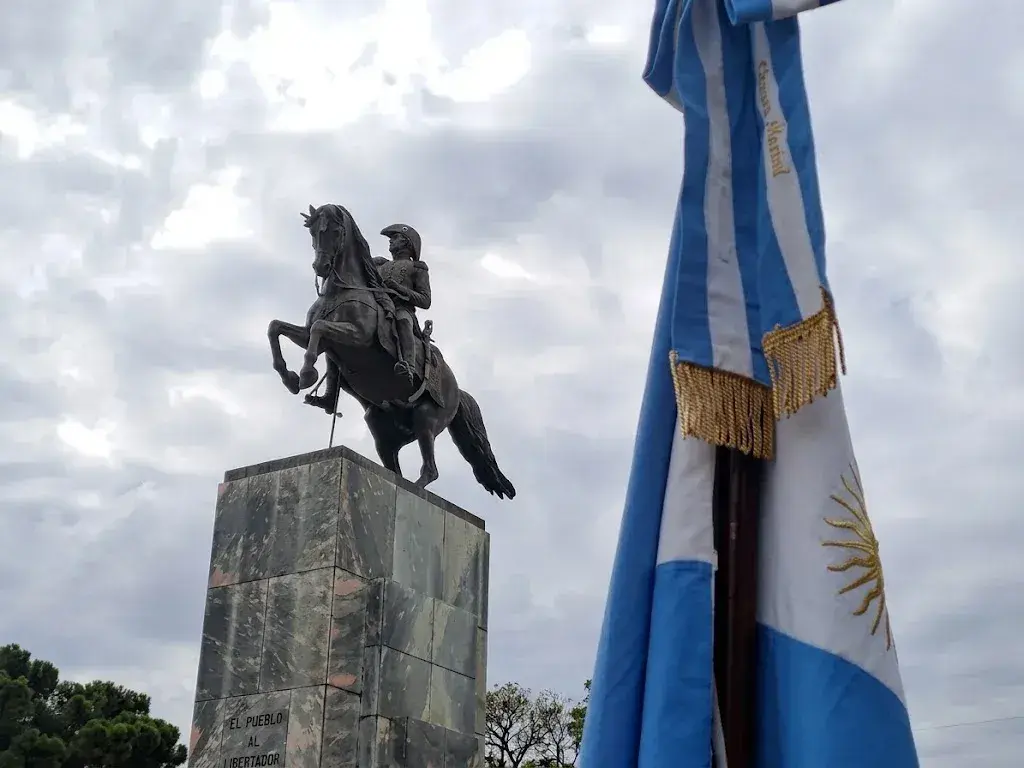 Con el monumento al Prócer como postal y el pie del mismo como escenario