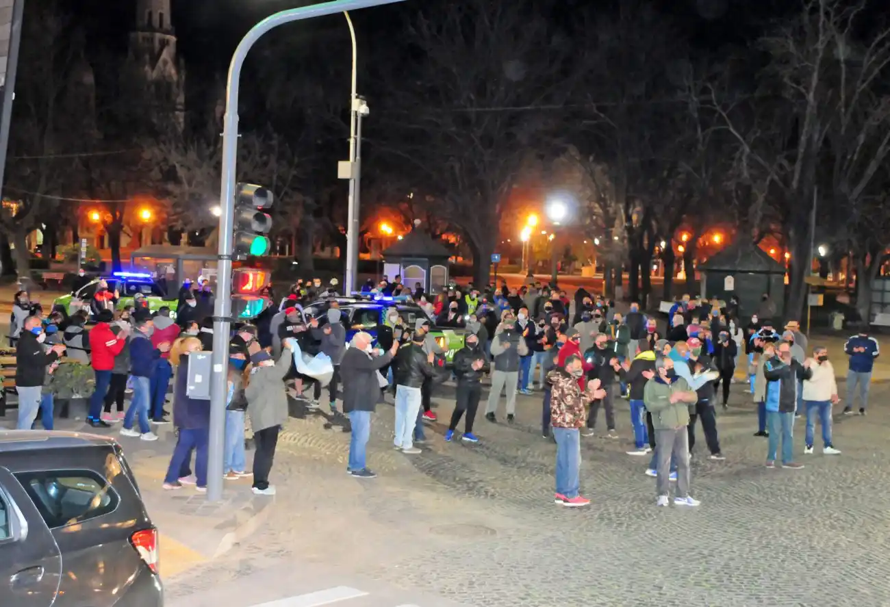 Unos 200 efectivos de la Policía bonaerense  se manifestaron en la Plaza Independencia
