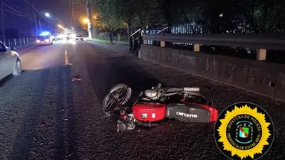 Un joven motociclista esquivó un pozo, chocó con un auto y sufrió una grave fractura