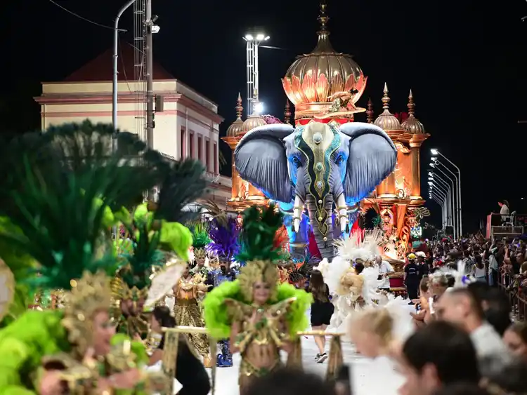 Marí Marí abre la pasarela del Corsódromo la primera de las tres noches del fin de semana XXL