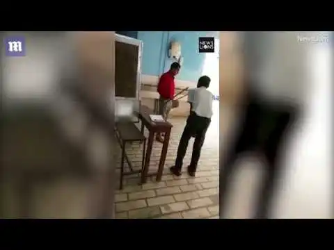 Un director golpea a sus alumnos en una escuela de India