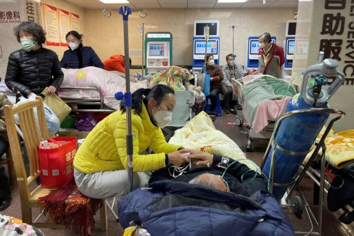 Covid-19 en China: conseguir cama en un hospital puede depender de contactos o sobornos