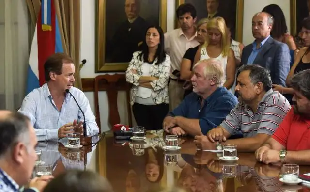Bordet junto a gremios
firmaron pase a planta de más de 5 mil trabajadores
