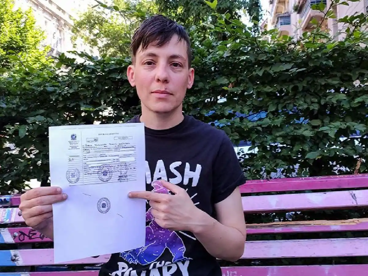 Entregan el primer DNI y pasaporte no binario argentino en el exterior