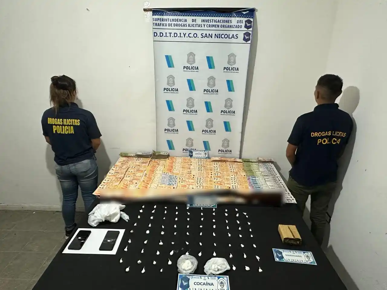 Cocaína, marihuana, dinero, armas y celulares, los elementos secuestrados.
