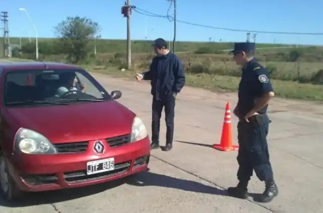 Policía efectúa tareas de control pero no impide el ingreso de personas a las ciudades