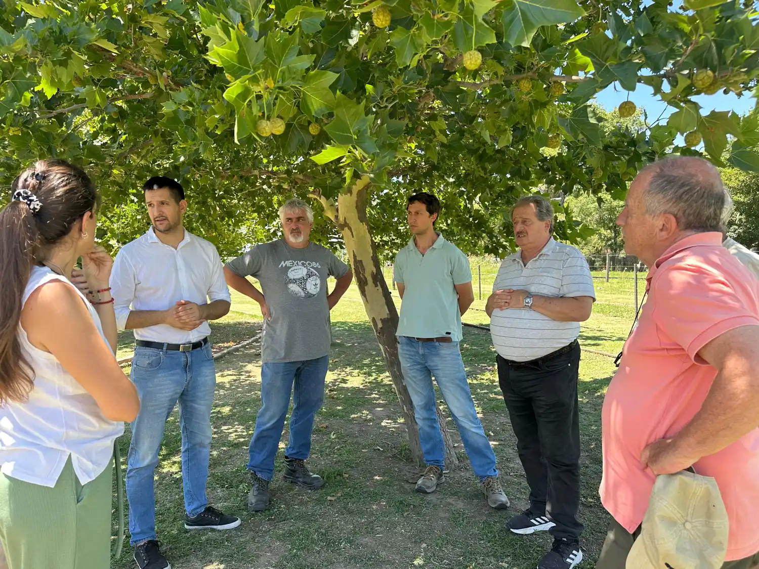 El director de Vecinales, Facundo Rebasti, junto a vecinos y vecinalistas.