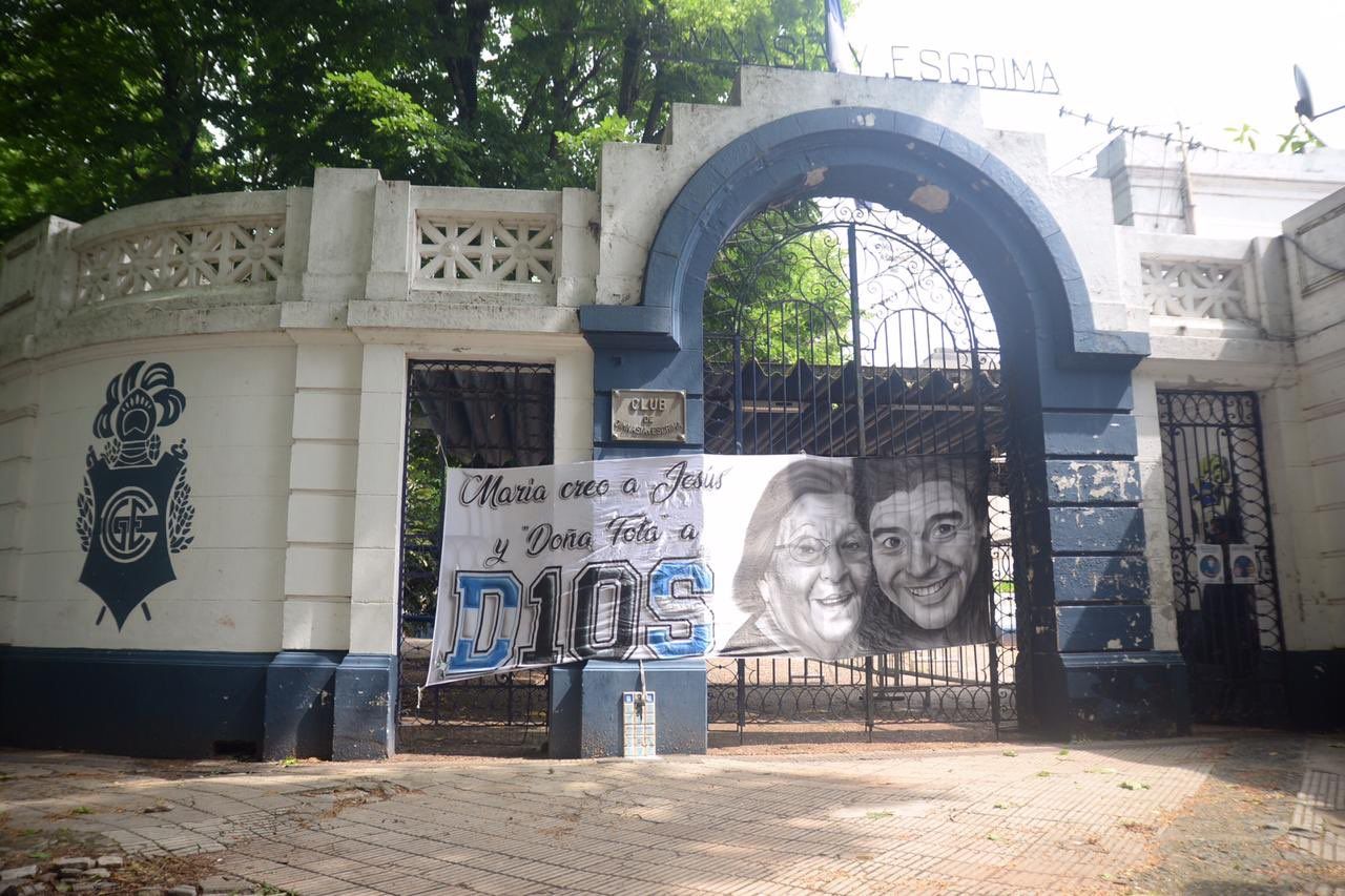 El bosque está de luto por Maradona: Abren a los hinchas el estadio de Gimnasia La Plata, el último club que dirigió