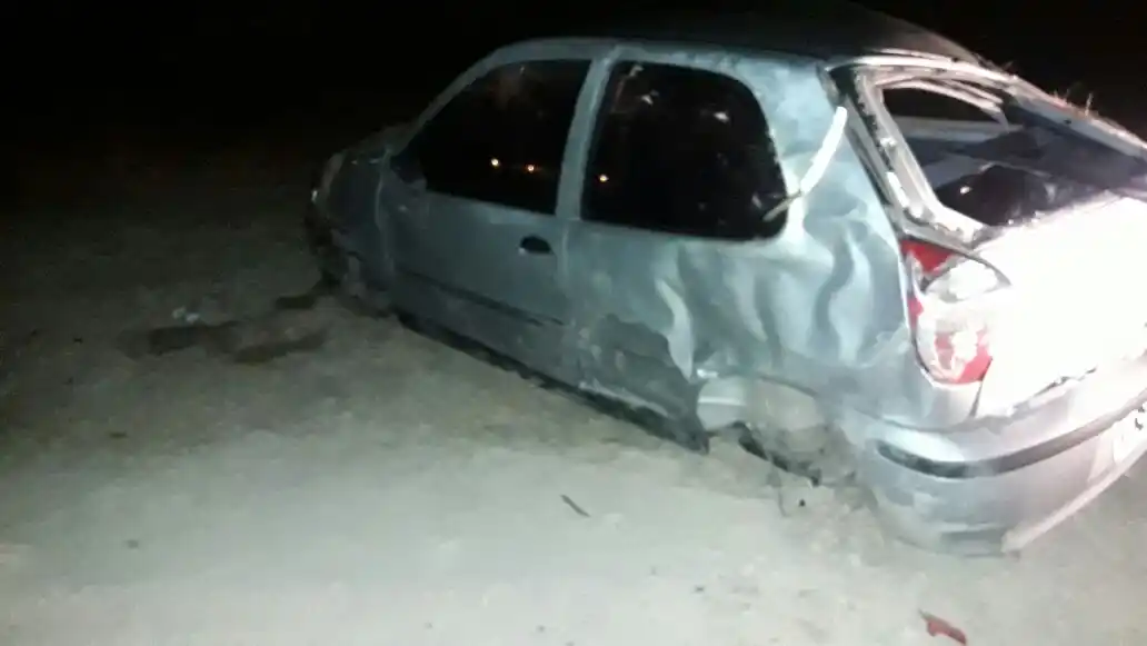 Perdió el control del vehículo y tumbó