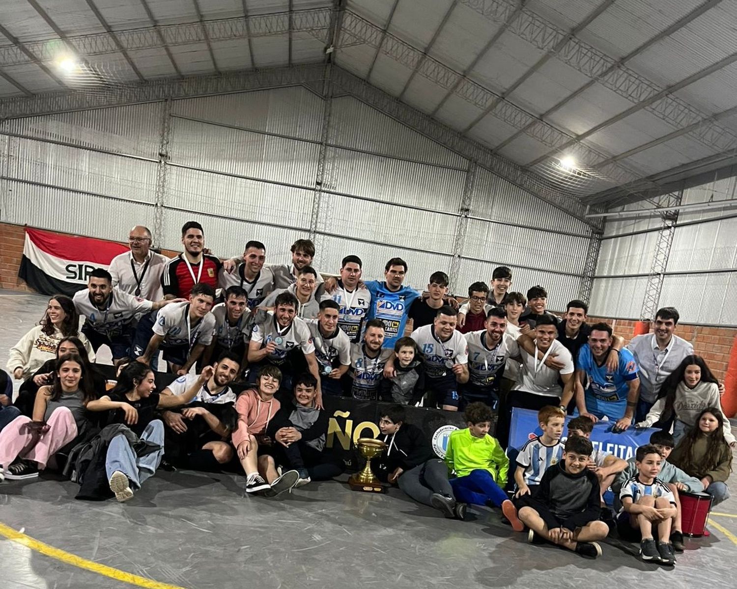 Pescadores levantó la copa en su primera competencia oficial en el fútbol de salón.