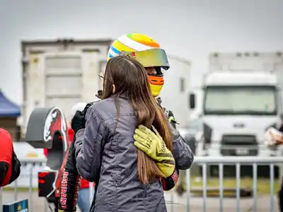 Una mamá entre autos y velocidad